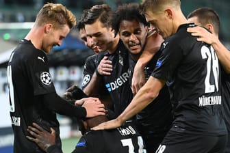 Champions League: Breel Embolo (M.) von Mönchengladbach feiert mit seinen Teamkameraden sein Tor zum 3:0.