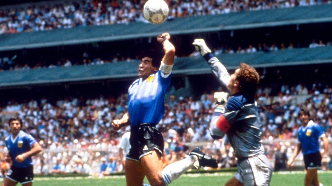 Hand statt Kopf: Maradonas Tor zum 1:0 gegen England wird für immer Gesprächsstoff bleiben.