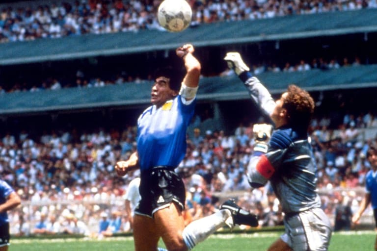 Hand statt Kopf: Maradonas Tor zum 1:0 gegen England wird für immer Gesprächsstoff bleiben.