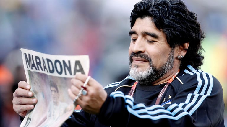 Maradona liest einen Artikel über Maradona: Bei der WM 2010 war die Fußball-Legende als argentinischer Nationalcoach im Einsatz.