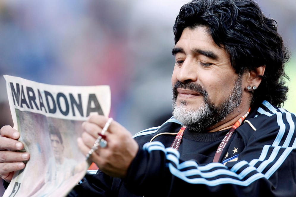 Maradona liest einen Artikel über Maradona: Bei der WM 2010 war die Fußball-Legende als argentinischer Nationalcoach im Einsatz.