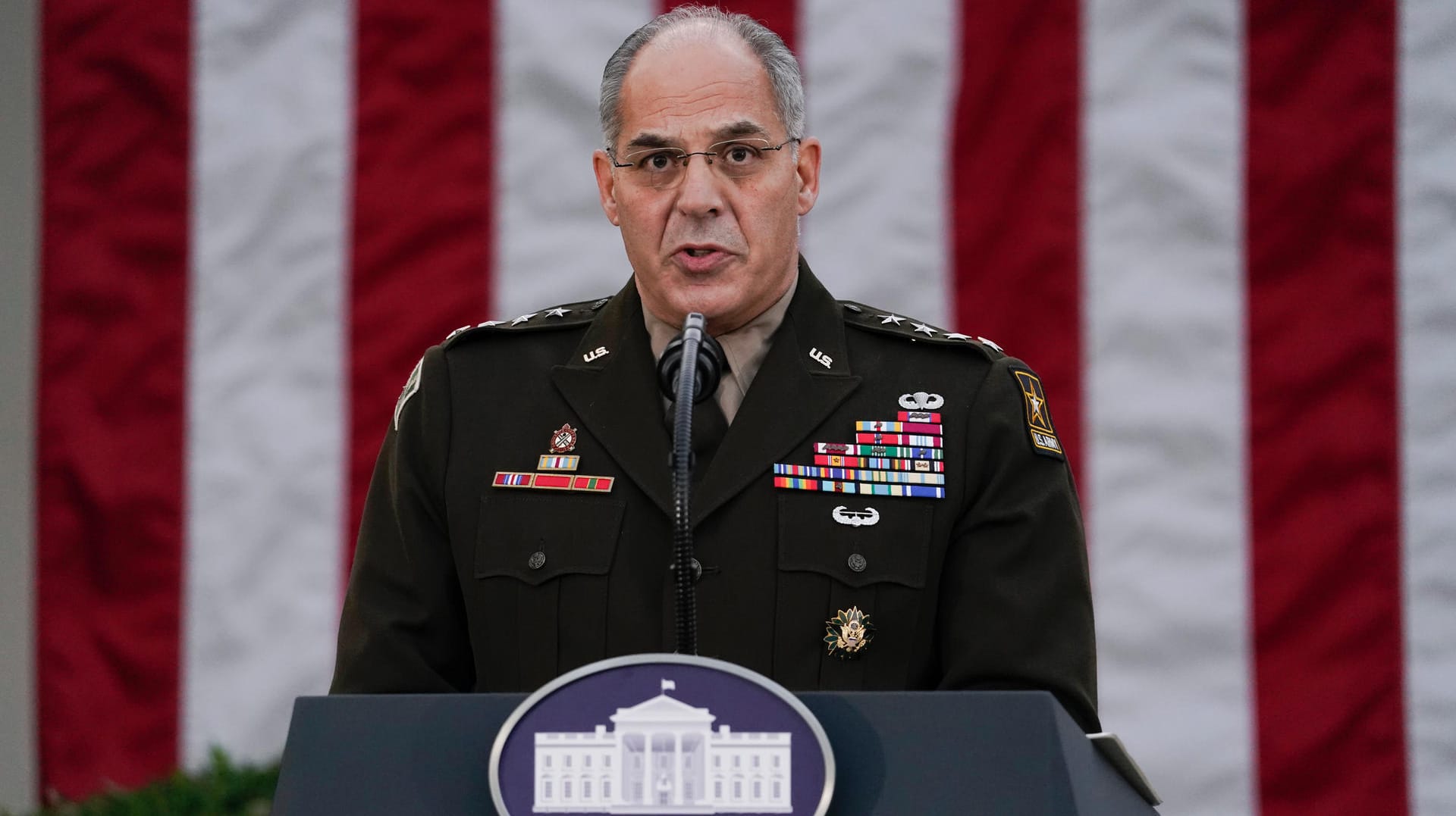 General Gustave Perna auf einer Pressekonferenz zur Operation "Warp Speed" Mitte November im Rosengarten des Weißen Hauses.