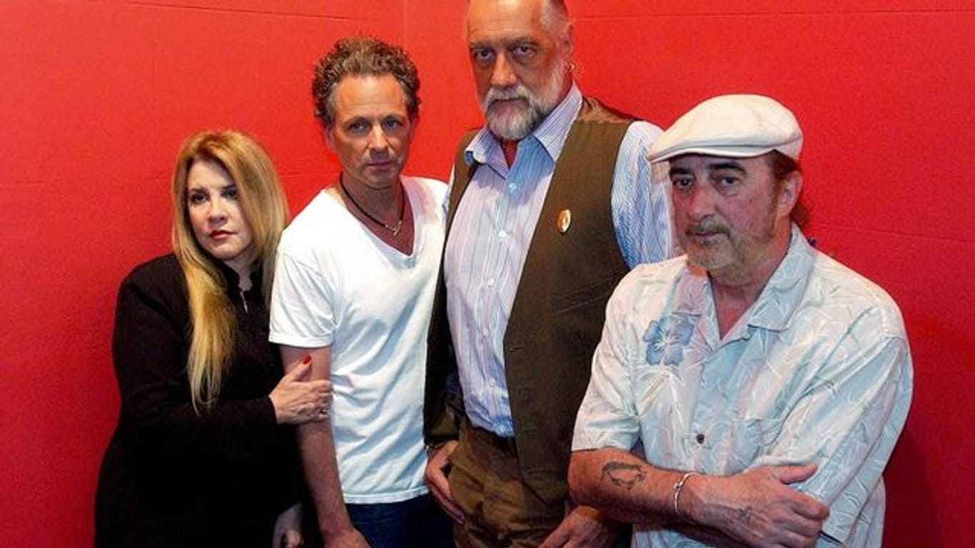 John McVie (r) mit seinen Bandkollegen (l-r) Stevie Nicks, Lindsey Buckingham und Mick Fleetwood (2004).