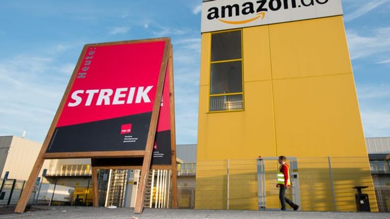 Ein Streikschild steht vor dem Amazon Logistikzentrum Leipzig: Der Streik soll drei Tage dauern.