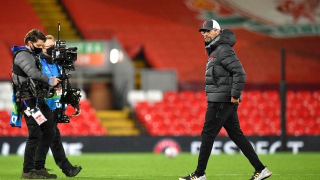 Missmutig geht Liverpools Trainer Jürgen Klopp (r) nach der Niederlage gegen Bergamo vom Spielfeld.