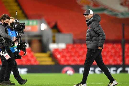 Missmutig geht Liverpools Trainer Jürgen Klopp (r) nach der Niederlage gegen Bergamo vom Spielfeld.