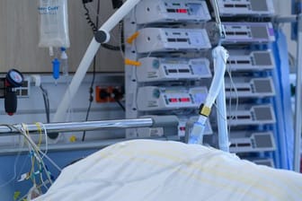 Ein Patient ist in der Corona-Intensivstation des Universitätsklinikums Dresden an ein Beatmungsgerät angeschlossen.
