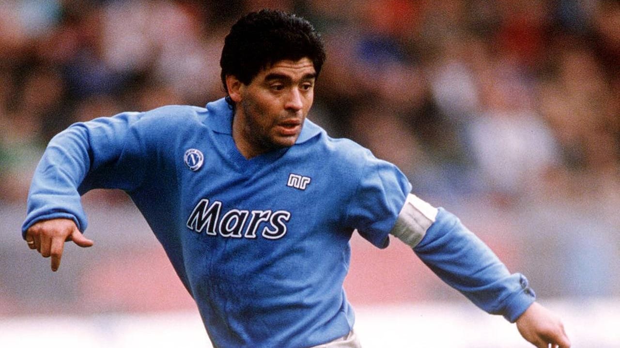 Diego Maradona am Ball: Die Fußball-Ikone ist im Alter von 60 Jahren gestorben, der Sarg nun im argentinischen Präsidentenpalast angekommen.