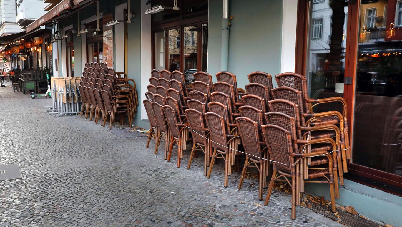 Stühle stehen vor einem geschlossenen Restaurant in Berlin: Der Teil-Lockdown in der Hauptstadt könnte bis Januar verlängert werden.