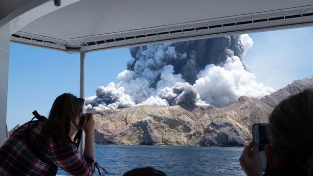 Fast ein Jahr nach einem verheerenden Vulkanausbruch in Neuseeland ist nun bekannt geworden, dass ein weiterer Mensch an den Folgen seiner Verletzungen gestorben ist. Fast ein Jahr nach einem verheerenden Vulkanausbruch in Neuseeland ist nun bekannt geworden, dass ein weiterer Mensch an den Folgen seiner Verletzungen gestorben ist.