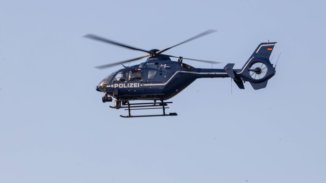 Ein Polizeihubschrauber: In Friedrichshain-Kreuzberg ist ein Helikopter im Einsatz.