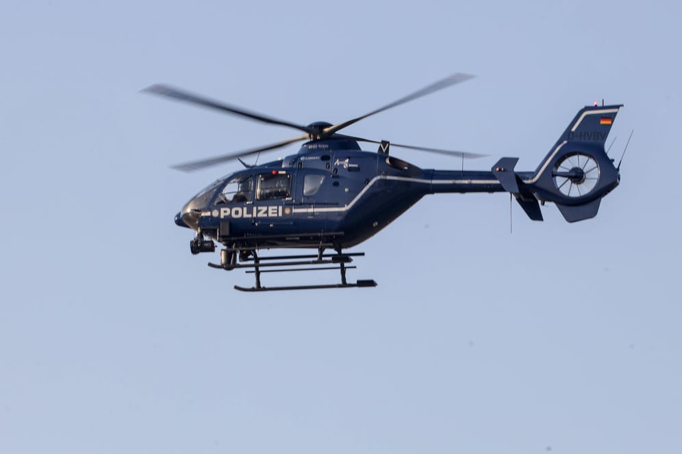 Ein Polizeihubschrauber: In Friedrichshain-Kreuzberg ist ein Helikopter im Einsatz.