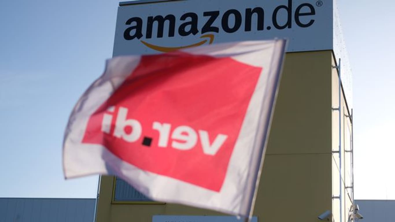 Mit bundesweit mehrtägigen Streiks beim Online-Händler Amazon will die Dienstleistungsgewerkschaft Verdi erneut Druck machen in ihrem jahrelangen Kampf für einen Einzelhandels-Tarifvertrag.