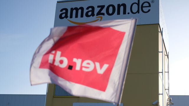 Mit bundesweit mehrtägigen Streiks beim Online-Händler Amazon will die Dienstleistungsgewerkschaft Verdi erneut Druck machen in ihrem jahrelangen Kampf für einen Einzelhandels-Tarifvertrag. Mit bundesweit mehrtägigen Streiks beim Online-Händler Amazon will die Dienstleistungsgewerkschaft Verdi erneut Druck machen in ihrem jahrelangen Kampf für einen Einzelhandels-Tarifvertrag.