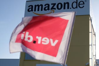 Mit bundesweit mehrtägigen Streiks beim Online-Händler Amazon will die Dienstleistungsgewerkschaft Verdi erneut Druck machen in ihrem jahrelangen Kampf für einen Einzelhandels-Tarifvertrag.