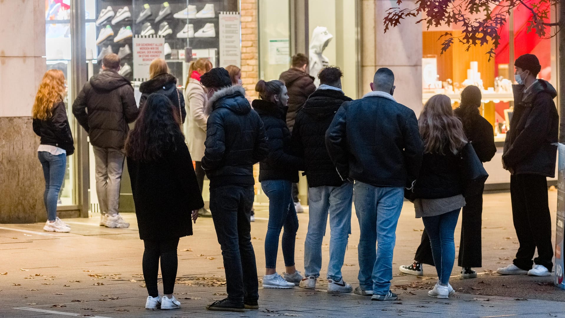 Kunden warten vor einem Geschäft (Archivbild): Die schärferen Corona-Regeln für den Einzelhandel könnten häufiger zu Warteschlangen führen.