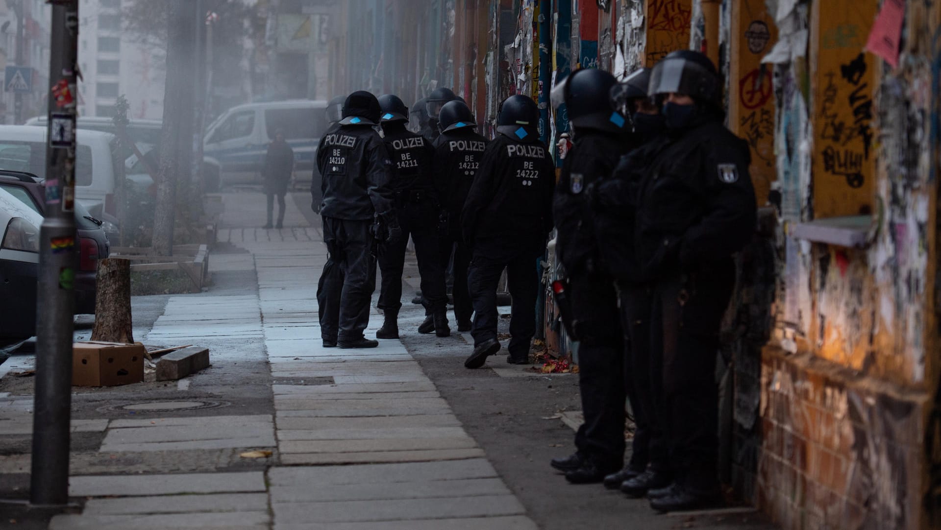 Polizisten stehen vor einem Haus in der Rigaer Straße: Die Bewohner hatten zuvor versucht, die Räumung eines Lagers von zwei Obdachlosen zu verhindern.