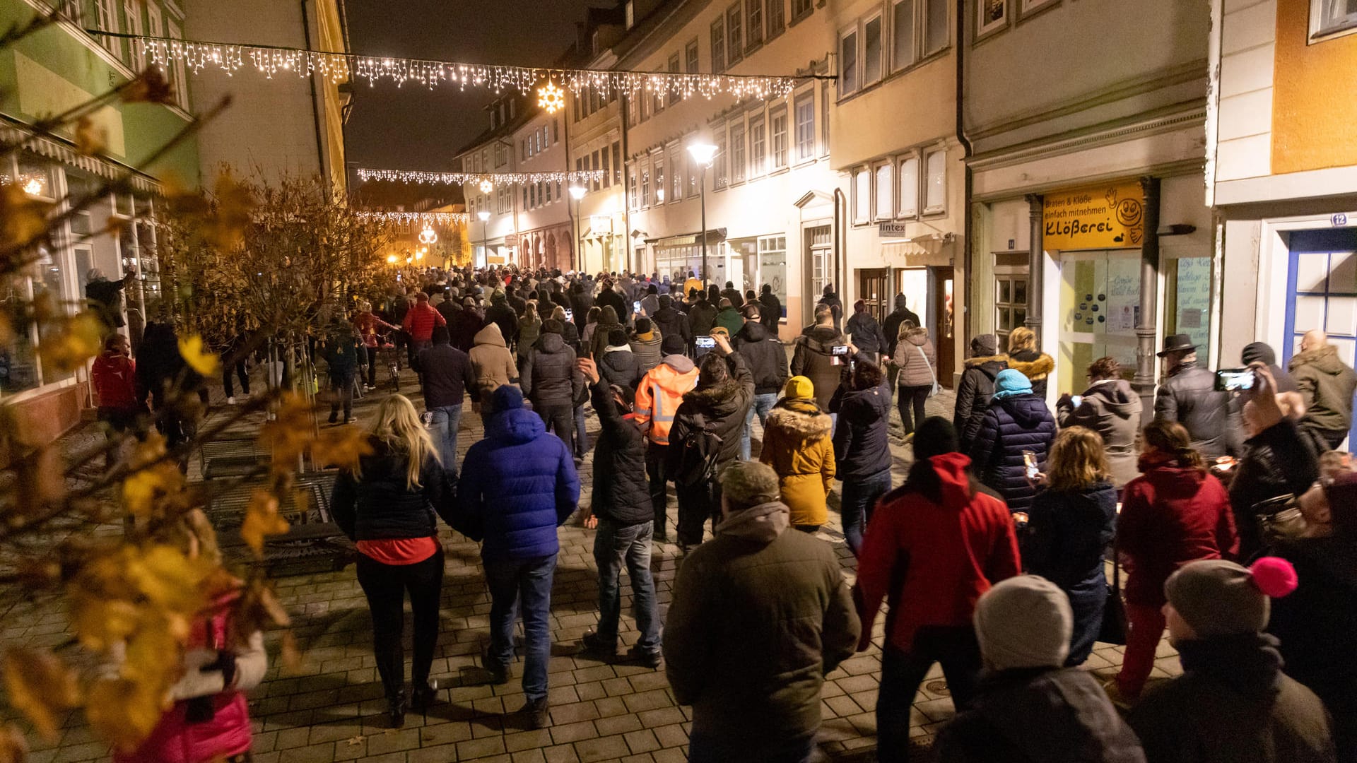 Hildburghausen am MiIttwochabend: Rund 400 Menschen, die meisten ohne Masken, ziehen singend durch die Stadt in Deutschlands Corona-Hotspot Nummer 1.