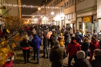 Hildburghausen am MiIttwochabend: Rund 400 Menschen, die meisten ohne Masken, ziehen singend durch die Stadt in Deutschlands Corona-Hotspot Nummer 1.