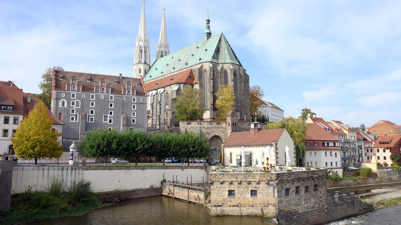 Ostdeutschland: Blick über den Grenzfluss Neiße auf die Pfarrkirche St. Peter und Paul in Görlitz, Deutschlands östlichste Zipfelstadt.