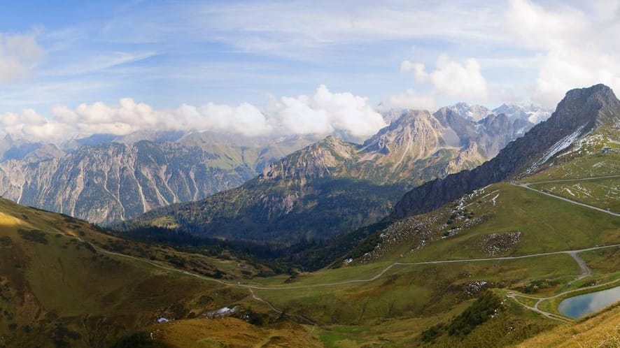 Süddeutschland: Blick über das Fellhorn (links, 2.038 m), den Schlappoltsee und die Kanzelwand (2.058 m) auf das Kleinwalsertal (Voralberg, Österreich).