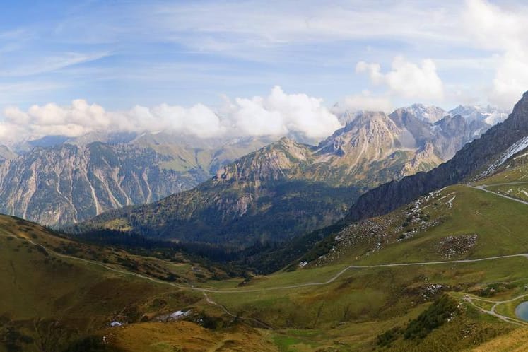 Süddeutschland: Blick über das Fellhorn (links, 2.038 m), den Schlappoltsee und die Kanzelwand (2.058 m) auf das Kleinwalsertal (Voralberg, Österreich).