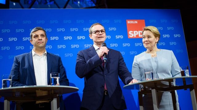 Raed Saleh (l-r), Fraktionsvorsitzender der SPD im Abgeordnetenhaus Berlin, Michael Müller (SPD), Regierender Bürgermeister von Berlin, Franziska Giffey (SPD), Bundesministerin für Familie, Senioren, Frauen und Jugend, sprechen auf einer gemeinsamen Pressekonferenz.