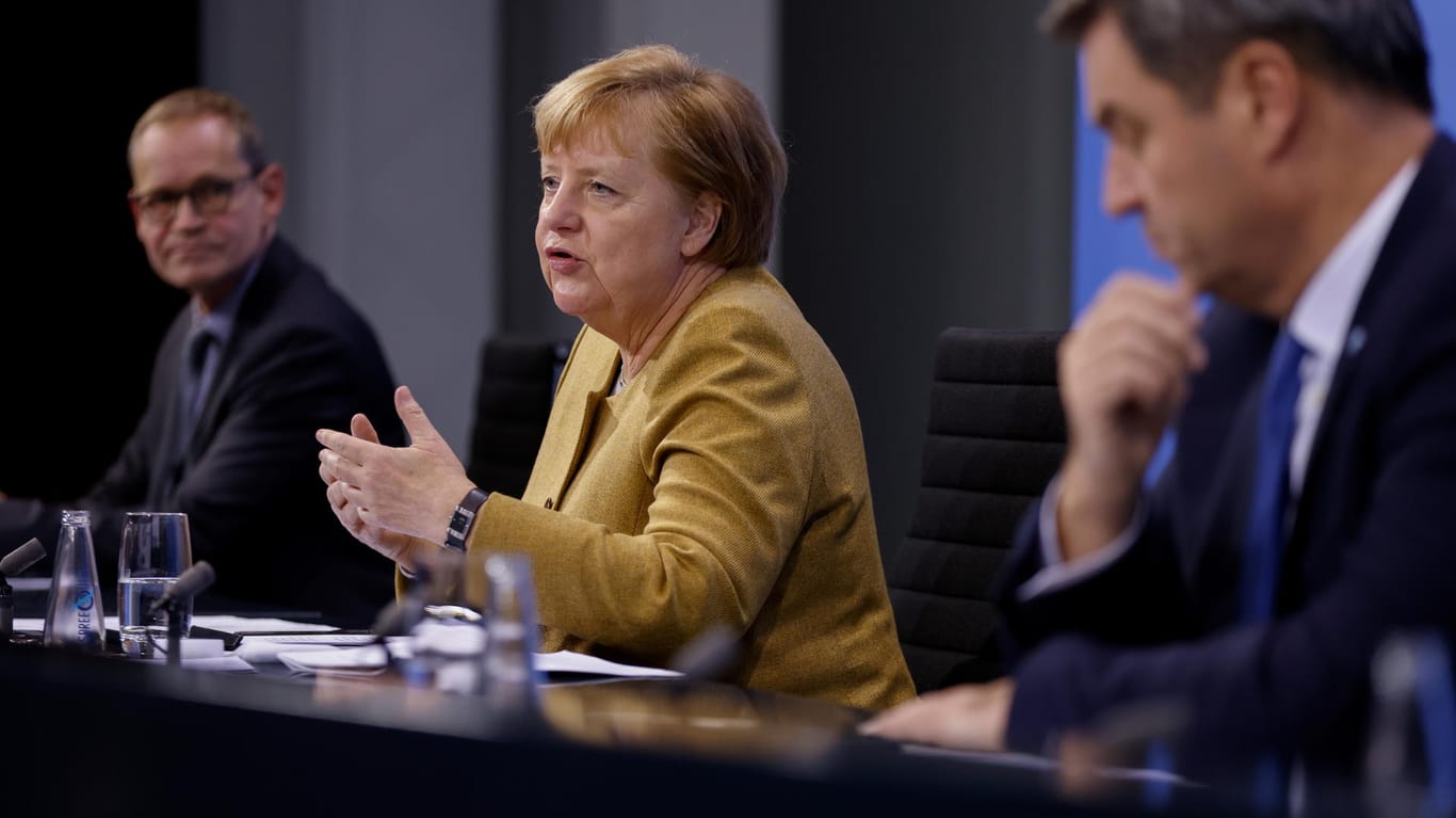 Kanzlerin Merkel mit Berlins Regierendem Bürgermeister Müller (l.) und Bayerns Ministerpräsident Söder: Die bundesweite Strategie hat weiterhin Lücken.