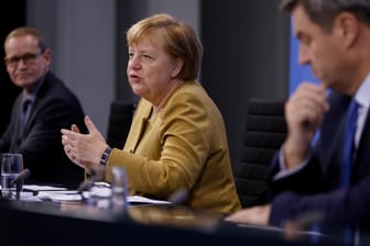 Kanzlerin Merkel mit Berlins Regierendem Bürgermeister Müller (l.) und Bayerns Ministerpräsident Söder: Die bundesweite Strategie hat weiterhin Lücken.
