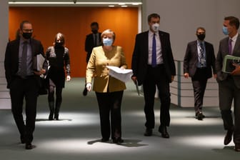 Peter Müller (SPD), Angela Merkel (CDU) und Markus Söder (CSU) nach dem Corona-Gipfel: "Was am politischen Verhalten der deutschen "Landesfürsten" am meisten nervt, ist dieser übertriebene Lokalpatriotismus", sagt ein Leser.