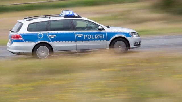Ein Streifenwagen fährt mit Blaulicht: Ein Verkehrssünder hat in Sachsen einen Blitzer geklaut.