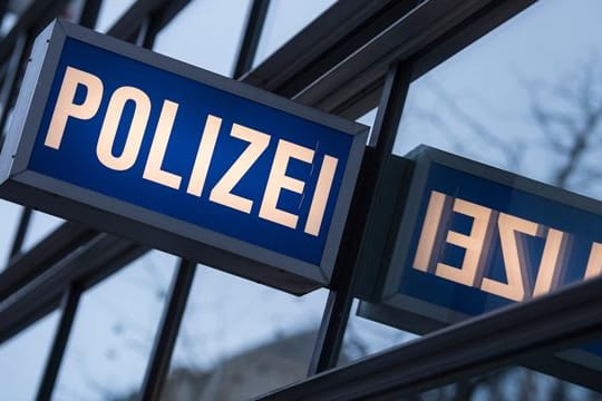 Der Schriftzug "Polizei" ist vor einem Polizeirevier zu sehen