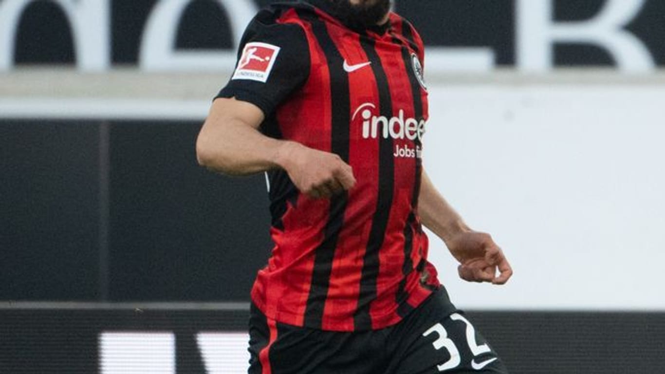 Kann wieder trainieren: Frankfurts Amin Younes spielt einen Ball.