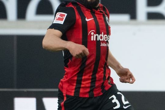 Kann wieder trainieren: Frankfurts Amin Younes spielt einen Ball.