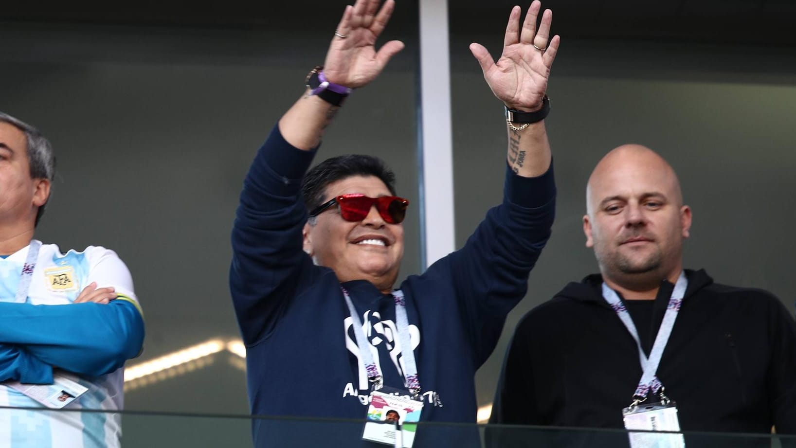 Diego Maradona beim WM-Spiel gegen Island: Ein Heiliger mit breitem Lächeln.