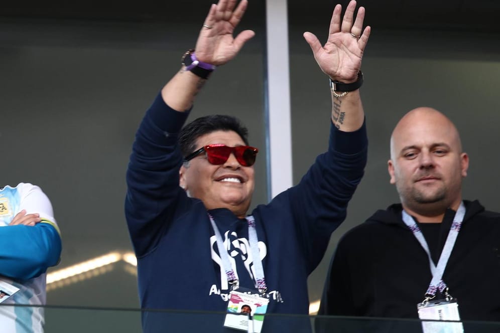Diego Maradona beim WM-Spiel gegen Island: Ein Heiliger mit breitem Lächeln.