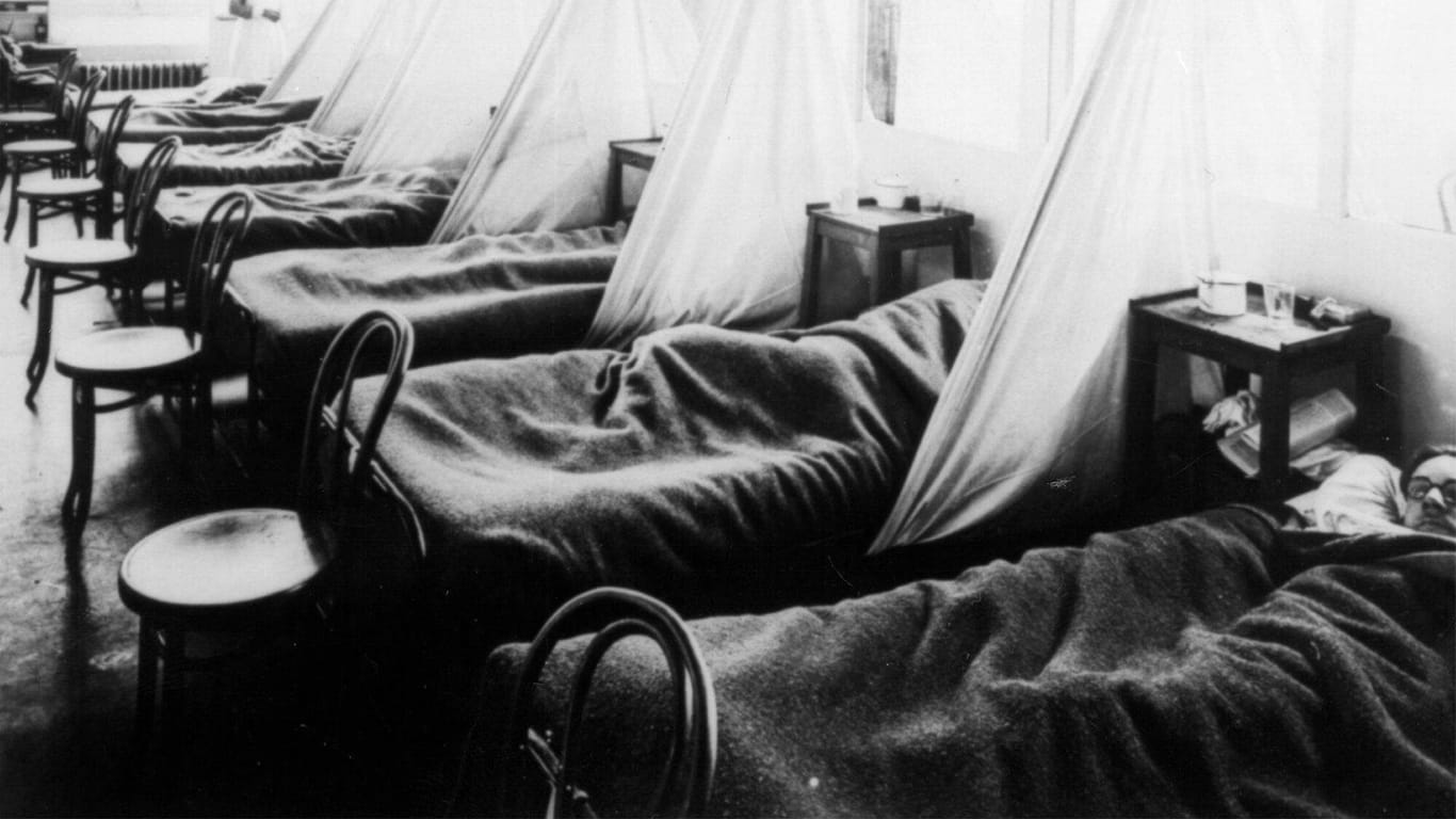 1918: Viele Hospitäler waren von der schieren Masse der Grippekranken schier überfordert.
