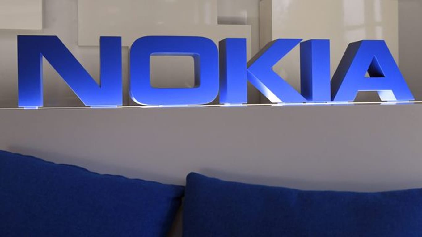 Im Mobilfunk-Patentstreit zwischen dem Netzwerkausrüster Nokia und dem Autobauer Daimler sollen zentrale Fragen nun vom Europäischen Gerichtshof geklärt werden.