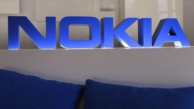 Im Mobilfunk-Patentstreit zwischen dem Netzwerkausrüster Nokia und dem Autobauer Daimler sollen zentrale Fragen nun vom Europäischen Gerichtshof geklärt werden. Im Mobilfunk-Patentstreit zwischen dem Netzwerkausrüster Nokia und dem Autobauer Daimler sollen zentrale Fragen nun vom Europäischen Gerichtshof geklärt werden.
