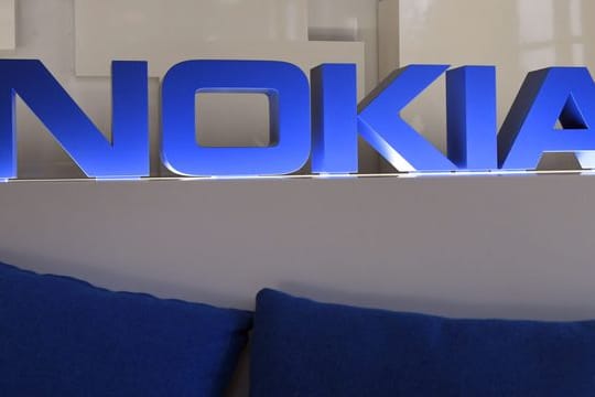 Im Mobilfunk-Patentstreit zwischen dem Netzwerkausrüster Nokia und dem Autobauer Daimler sollen zentrale Fragen nun vom Europäischen Gerichtshof geklärt werden.