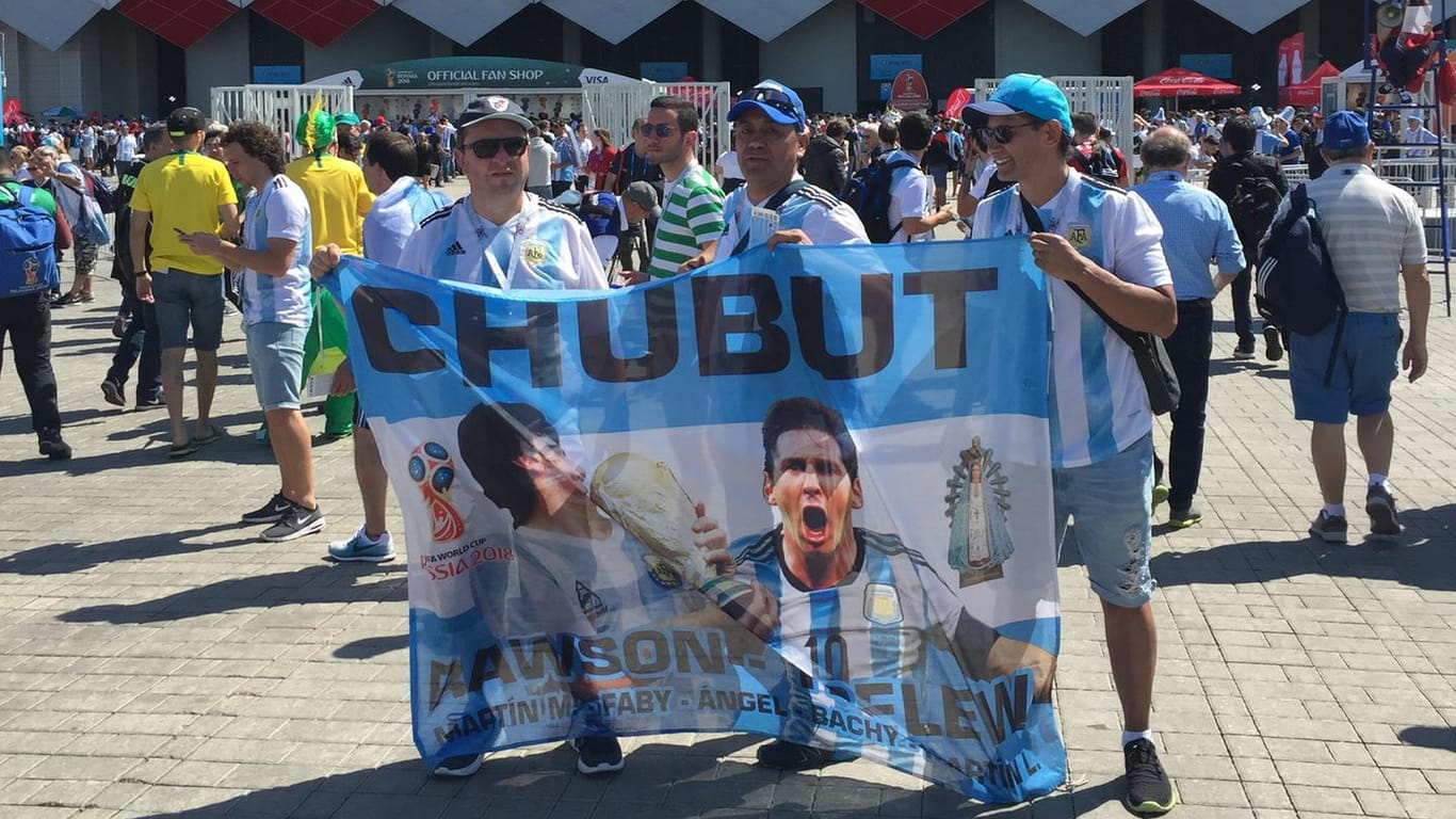Argentinien-Fans: Auf der Fahne sind Diego Maradona und Lionel Messi abgebildet.