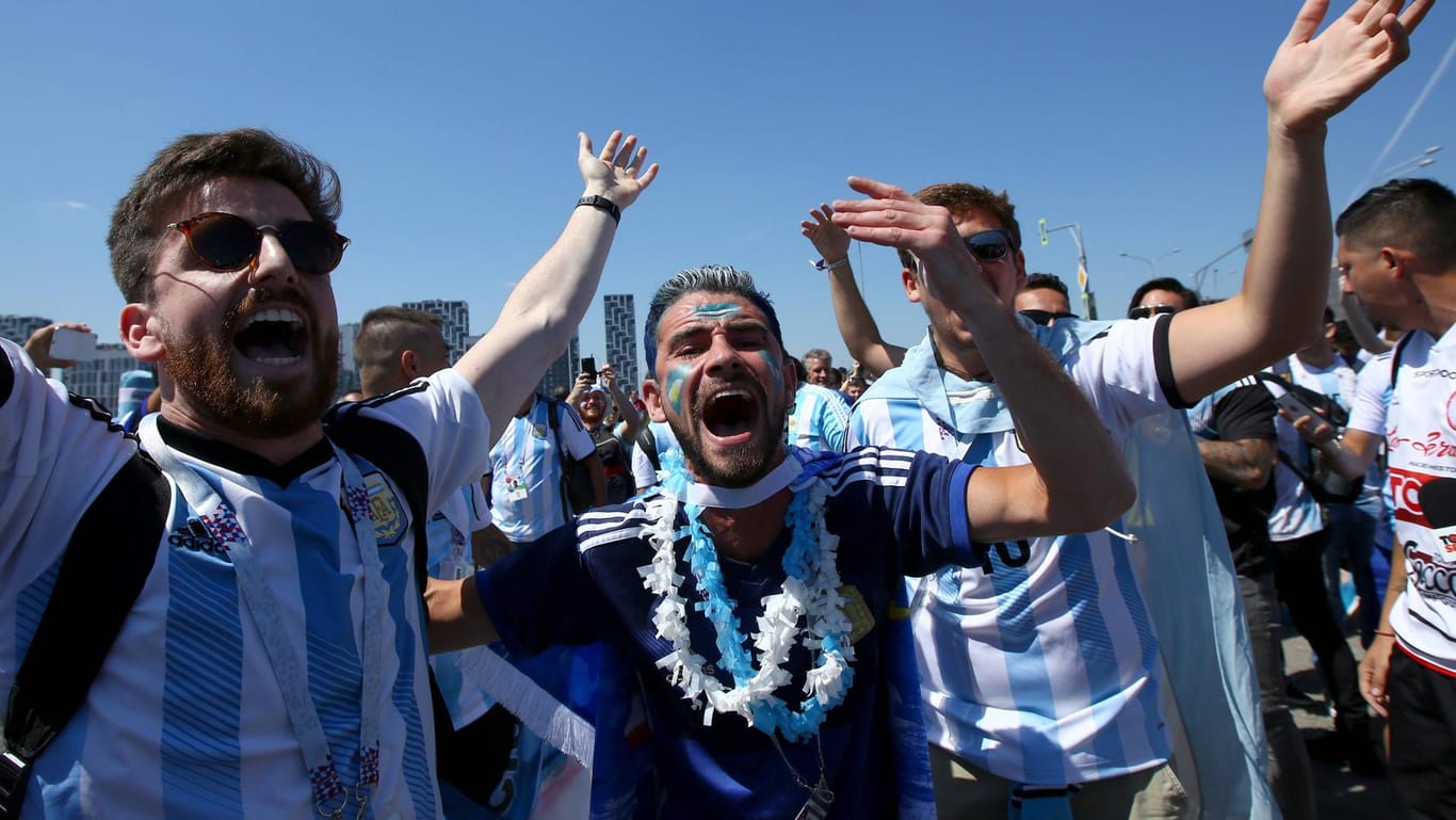Argentinische Fans vor dem Spartak-Stadion.