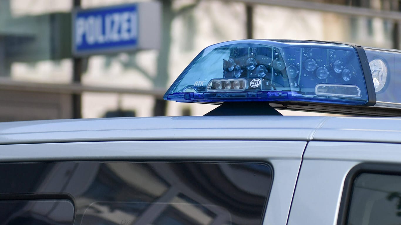 Ein Polizeiwagen steht vor einer Wache (Symbolbild): In Nürnberg drangen Unbekannte in eine Schule ein.