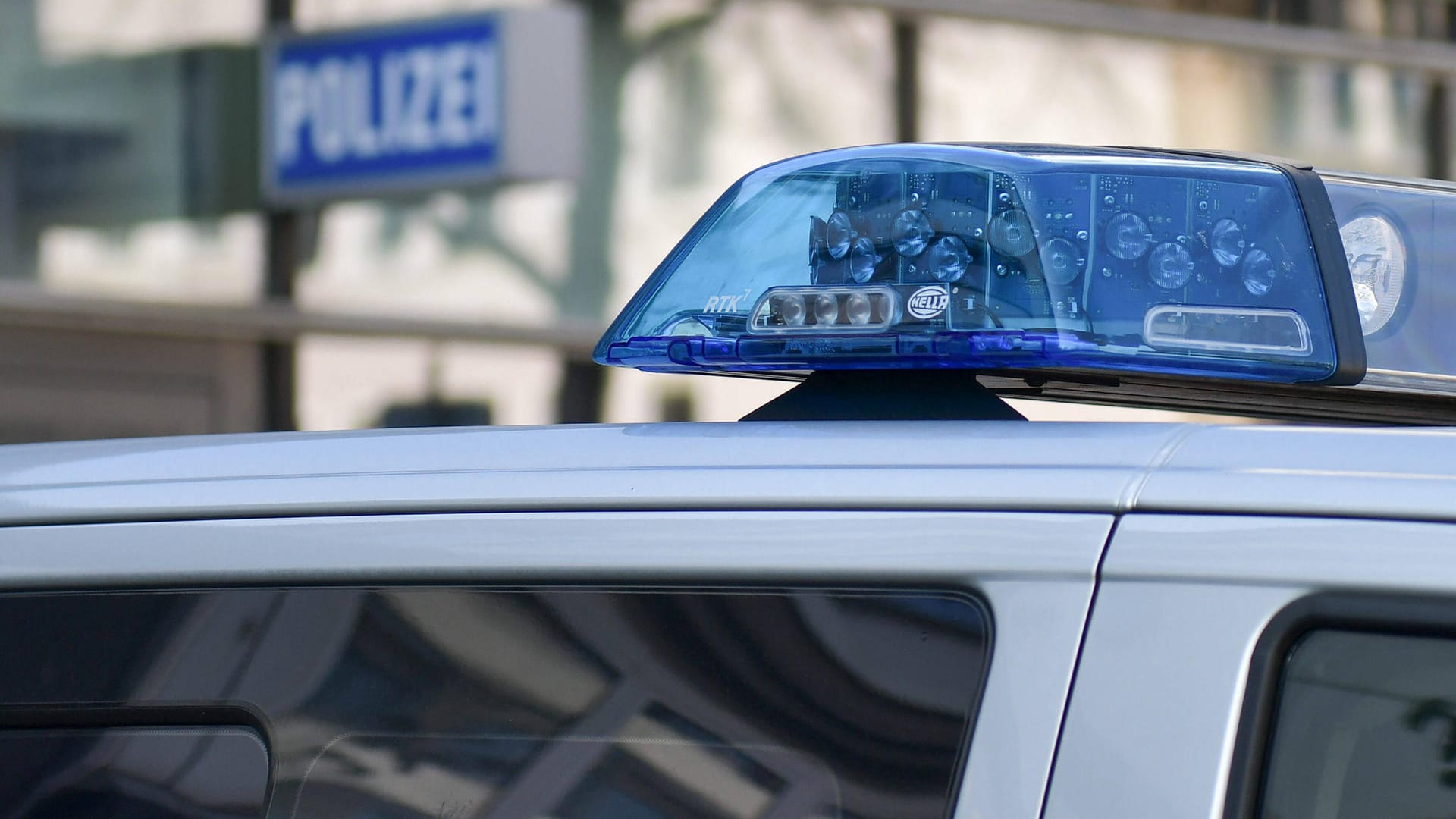 Ein Polizeiwagen steht vor einer Wache (Symbolbild): In Nürnberg drangen Unbekannte in eine Schule ein. Ein Polizeiwagen steht vor einer Wache (Symbolbild): In Nürnberg drangen Unbekannte in eine Schule ein.