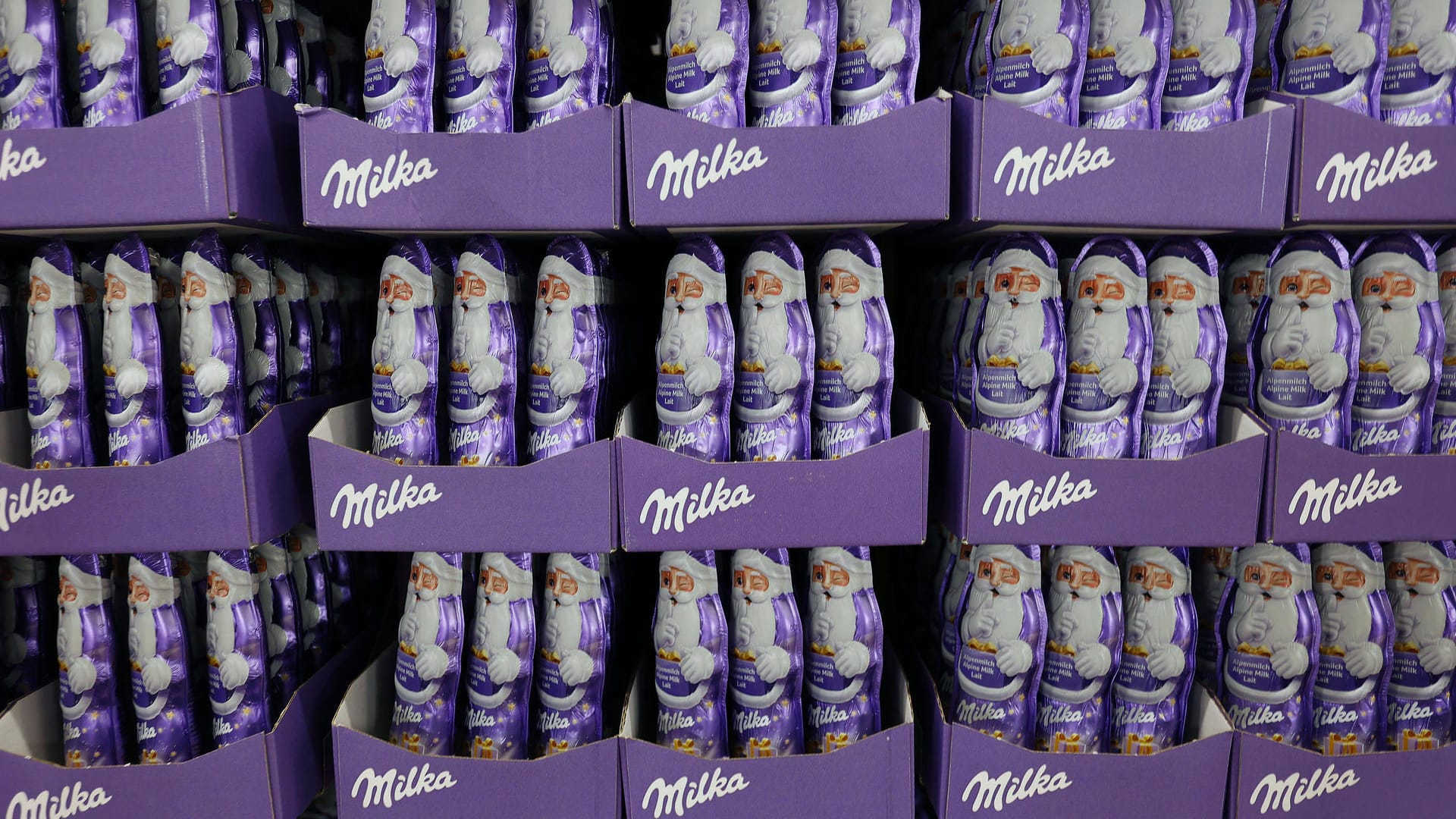 Die neuen Milka-Weihnachtsmänner: Sie sind kleiner, kosten aber oft mehr.