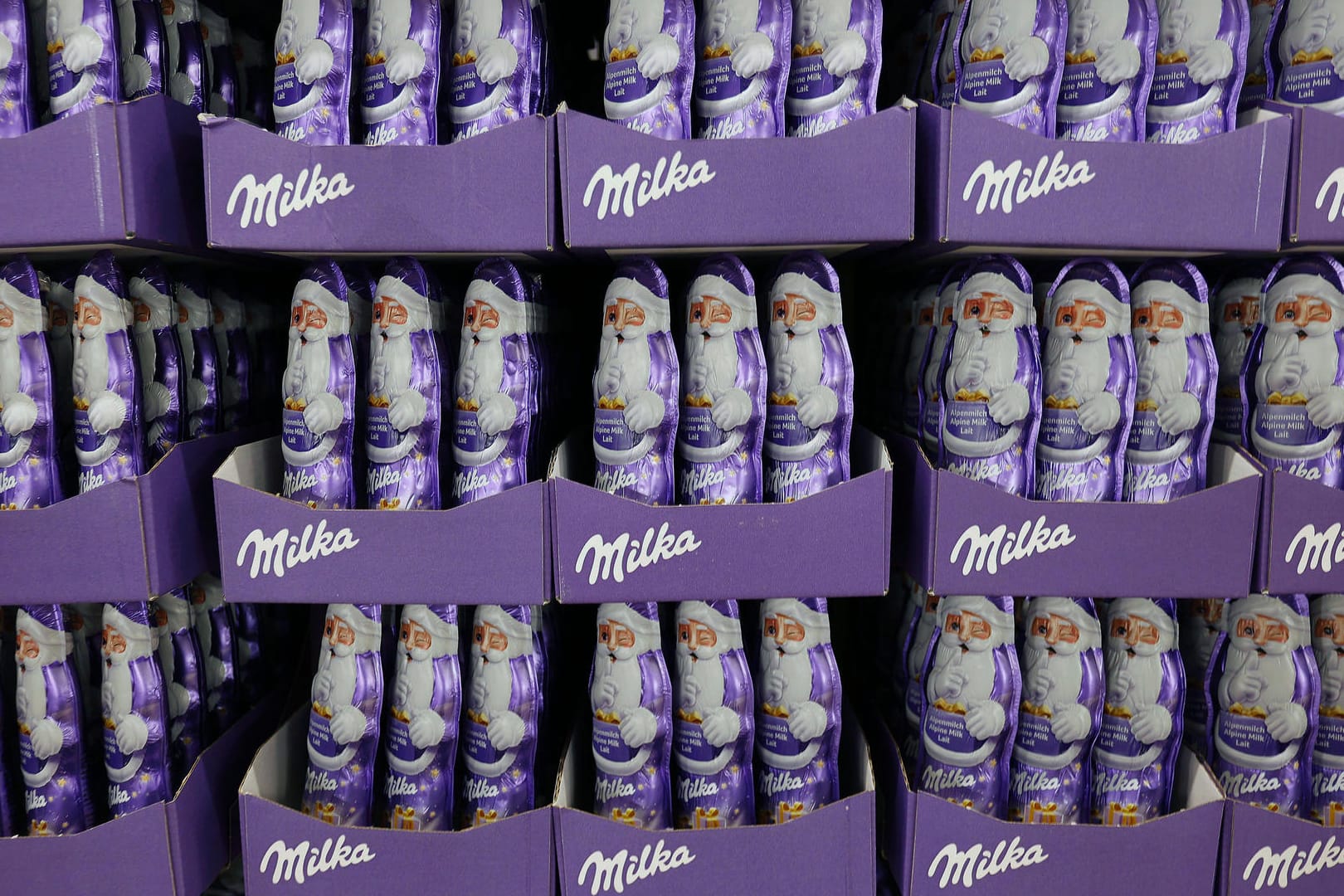 Die neuen Milka-Weihnachtsmänner: Sie sind kleiner, kosten aber oft mehr.