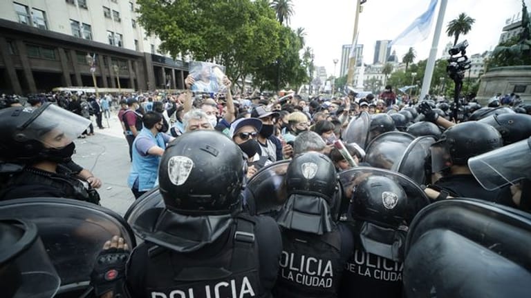 Die Polizei kontrolliert in Buenos Aires den Zugang zur Casa Rosada für die Totenwache von Diego Maradona.