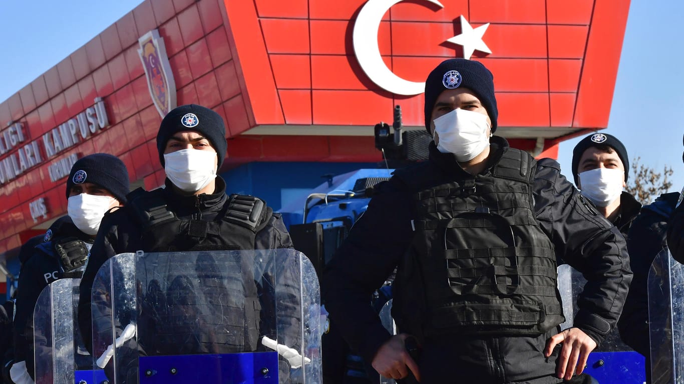 Schwer bewaffnete Polizisten vor dem Gerichtsgebäude in Ankara: Dort fielen am Donnerstag Hunderte Urteile, die meisten lauteten auf lebenslange Haft.