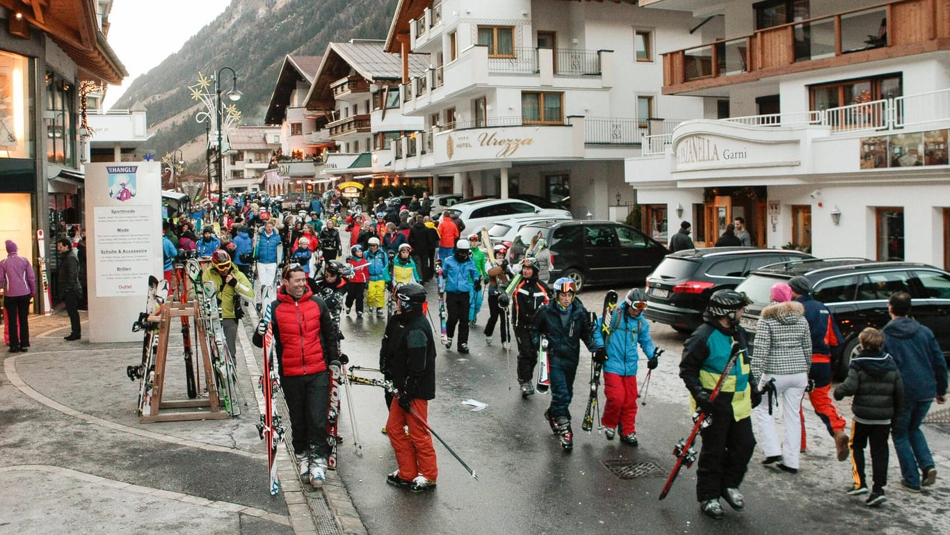 Ischgl: Dicht gedrängt fahren Skifahrer und Winterurlauber auf den Straßen aneinander vorbei. Der kleine Ort war schon zu Beginn der Pandemie perfekt für die Verbreitung des Virus. Doch geschlossen werden sollen Skigebiete nicht.