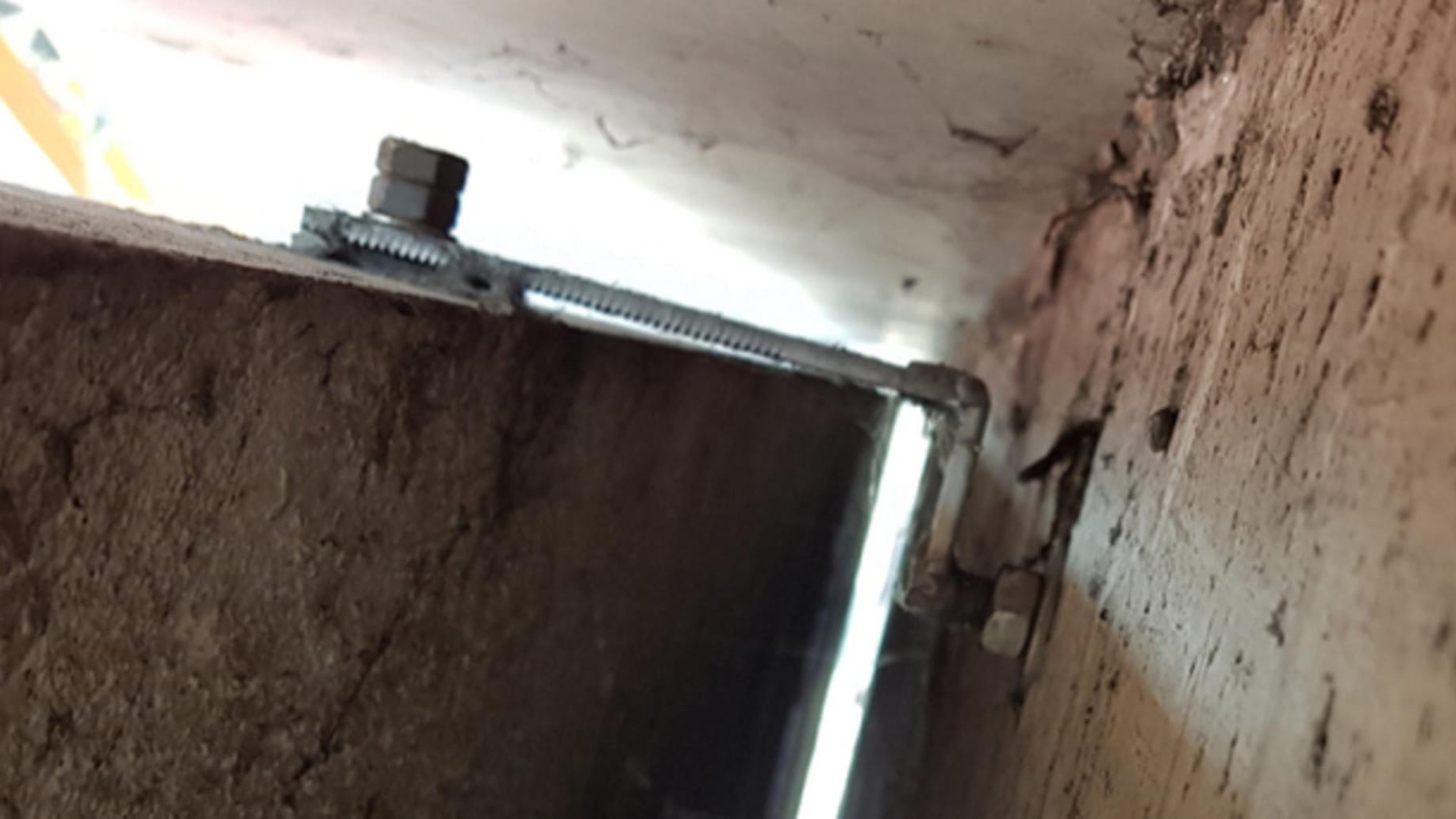 Eine improvisierte, geschweißte Winkel-Konstruktion hält eine Lärmschutzplatte an der Autobahn 3 (A3) bei Köln (Foto undatiert): Die Mängel waren offenbar schon länger bekannt. Eine improvisierte, geschweißte Winkel-Konstruktion hält eine Lärmschutzplatte an der Autobahn 3 (A3) bei Köln (Foto undatiert): Die Mängel waren offenbar schon länger bekannt.